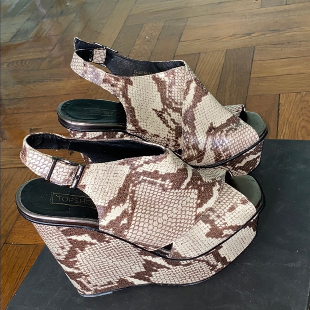 Snake print platform shoe